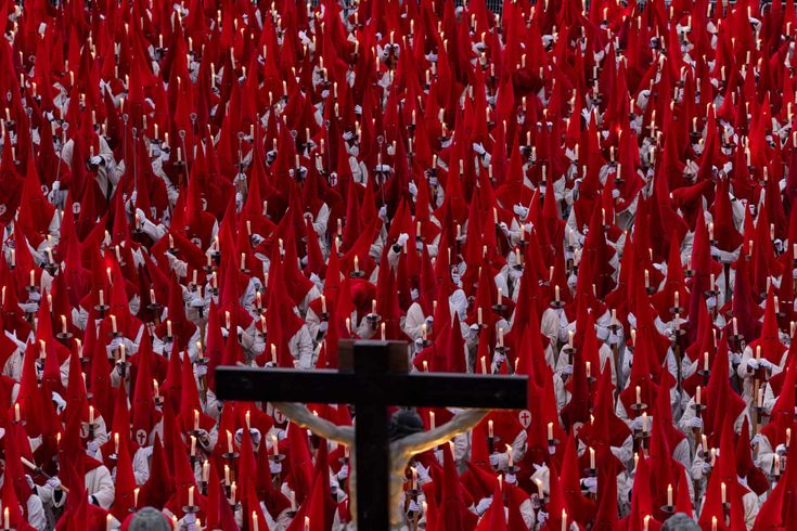imbaga y abantu igaragaza ishusho ya spanish inquisition
