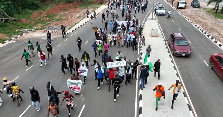 Abaturage bateraniye mu myigaragambyo yo kwamagana ibibazo by’ubukungu i Lagos, Nijeriya.