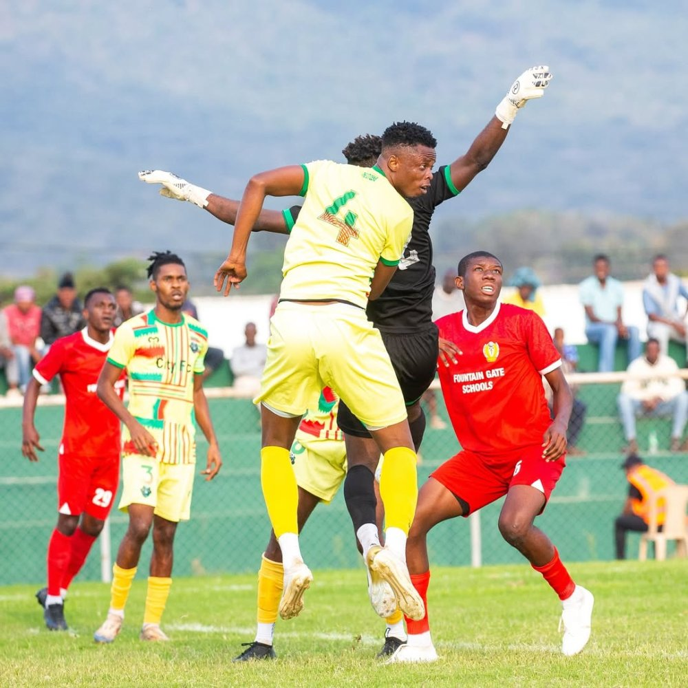Players from City FC Abuja and JKU FC competing on the pitch at Kwaraa Stadium before a swarm of bees disrupted the match.
