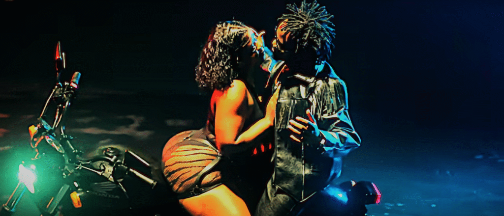 Bahati, umuhanzi wo muri Kenya, aririmba mu ndirimbo ye nshya n’amashusho yayo yitwa Seti, yambaye imyenda y’umukara ya leather kandi yicaye ku ipikipiki.