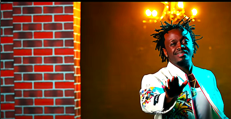 Bahati, umuhanzi wo muri Kenya, ahagarariye wenyine yambaye imyenda y’umukara ya leather mu kumenyekanisha indirimbo ye nshya Seti.