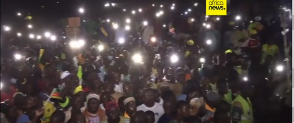 Abaturage bari mu myigaragambyo i Douala bategereje ijambo rya Issa Tchiroma Bakary.