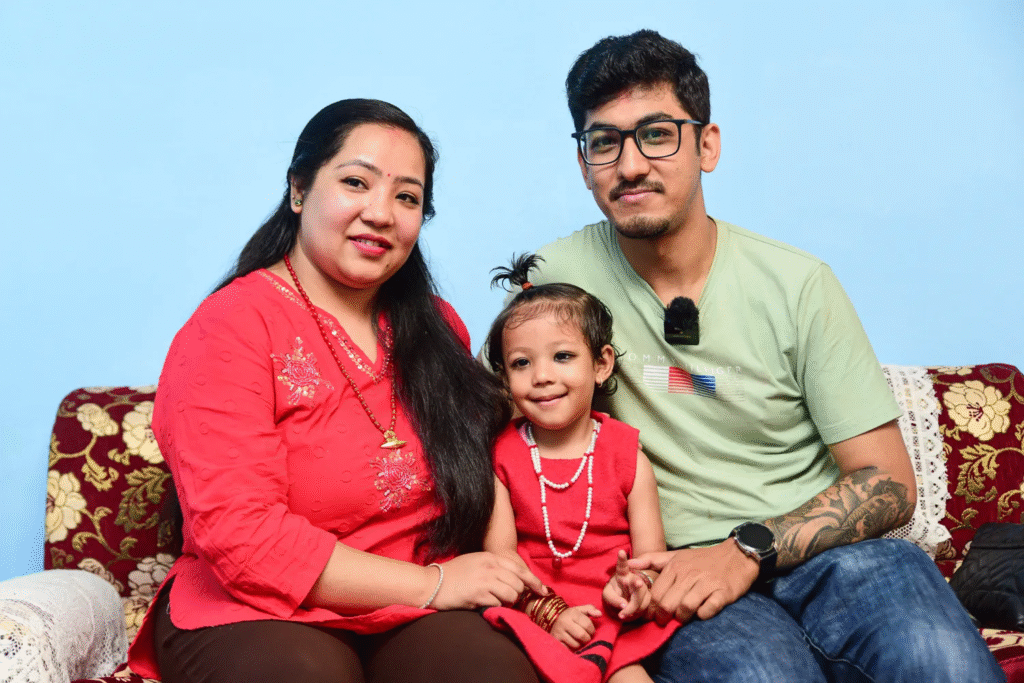 Aryatara Shakya, umwana w’imyaka 2 n’igice, hamwe n’ababyeyi be mbere yo kwinjizwa mu mwanya w’Imana nzima Kumari muri Nepal.