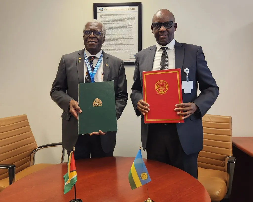 Rwanda and Guyana officials sign bilateral air services agreement at ICAO meeting in Montreal.